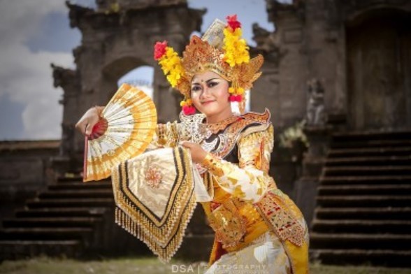 gambar tari tunggal legong dari bali